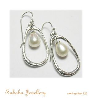 Styling Pearl Earring
