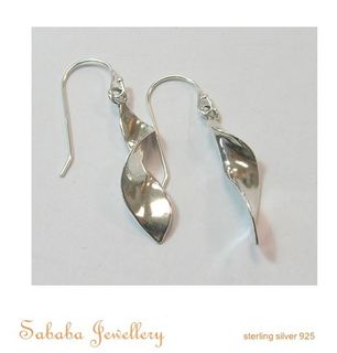 Eyecatching Swirl Earring